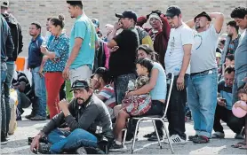  ?? JERRY LARA THE ASSOCIATED PRESS ?? A caravan of about 1,600 Central American migrants camped Tuesday in the Mexican border city of Piedras Negras, just west of Eagle Pass, Texas.
