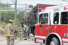  ?? RACHEL EMMANUEL
THE ST. CATHARINES STANDARD ?? Lincoln firefighte­rs respond to a fire at the corner of King Street and Victoria Avenue in Vineland on Wednesday.