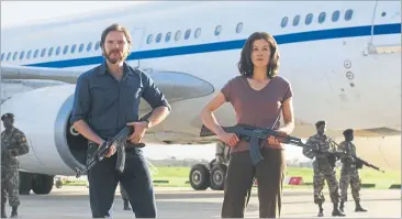  ?? [ eOne Germany ] ?? Daniel Brühl und Rosamund Pike als Mitglieder der Revolution­ären Zellen.