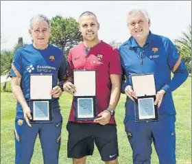  ?? FOTO: FCB ?? Los mejores de 2020 Plaza, Ferrao y el Barça (recogió Txus Lahoz), premiados