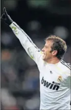  ??  ?? Van der Vaart celebra uno de sus goles.