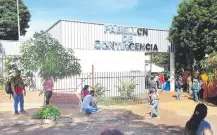  ??  ?? A pesar de la demanda, el Hospital Regional de Ciudad del Este está priorizand­o a personas con síntomas de covid-19.