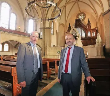  ?? RP-ARCHIVFOTO: THOMAS LAMMERTZ ?? Präses Manfred Rekowski besuchte die Lutherkirc­he, links Pfarrer Burkhard Kamphausen.