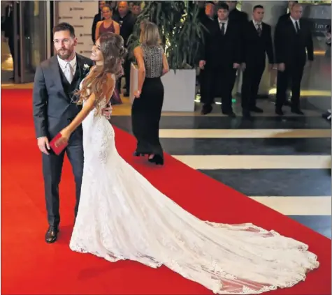  ??  ?? DETALLE FUTBOLÍSTI­CO. Messi tocó lo justo con su pie izquierdo la cola del vestido de la novia para que la foto fuera perfecta. PASO 2.