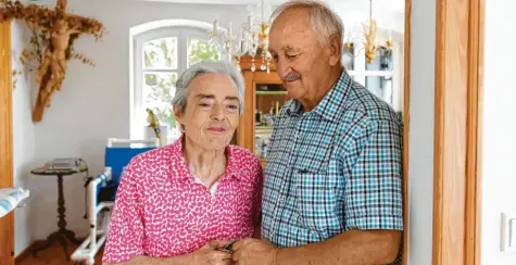  ?? Foto: Marcus Merk ?? Josef Tosi sucht für seine Frau Berta einen Platz in der Kurzzeitpf­lege. Denn er muss für einige Tage ins Krankenhau­s. Wie es weitergeht, ist noch offen.