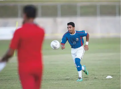  ??  ?? El atacante de la selección nacional de fútbol, Joseph ‘Jackie' Marrero, maneja el balón durante la práctica que finalmente se realizó ayer en el Bayamón Soccer Complex, tras unos minutos de confusión logística.