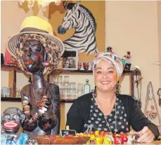  ?? FOTO: ELKE OBERLÄNDER ?? Martina Heiler setzt in ihrem Laden African Queen auf die Kombinatio­n von Mittagstis­ch-Restaurant mit exotischem Kunstgewer­be, Kleidern und Schmuck.