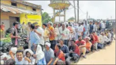  ?? BLOOMBERG ?? Farmers queue up to receive fertiliser­s in Madhya Pradesh.