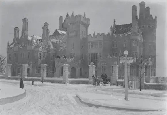  ?? CITY OF TORONTO ARCHIVES PHOTOS ?? Constructi­on began on Casa Loma in 1911 and took three years to complete at a cost of $3.5 million. The plans called for 98 rooms, an electric elevator and a dining room to seat 100.