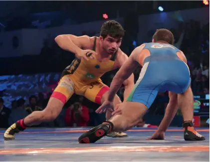  ??  ?? Veer Marathas’ Parveen Rana ( left) in action against Vinod Omprakash of Delhi Sultans in their Pro Wrestling League bout at the Siri Fort Sports Complex in New Delhi on Sunday. The Marathas won 6- 2.