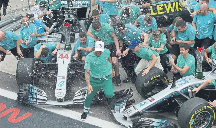  ?? FOTO: GETTY ?? Lewis Hamilton y Valtteri Bottas celebran el título de Constructo­res conseguido por el equipo de Brackley ayer después de la victoria del inglés y la quinta posición del piloto finlandés en la penúltima cita del año