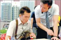  ?? PENG HUAN / FOR CHINA DAILY ?? A salesman advises a potential customer at a real property promotion event in Nanchang, capital of East China’s Jiangxi province.