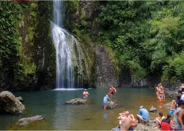  ??  ?? Above: Having a dip at the waterfall on the Kitekite Falls Track, Waitakere Ranges Regional Park. Photo by Alex Wong, Riverhead.