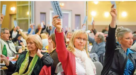  ?? FOTO: OLIVER DIETZE/DPA ?? Die Landesvors­itzende Astrid Schramm (in rot) – hier bei einem Parteitag im Jahr 2015 – fordert eine Aufklärung der Vorwürfe.