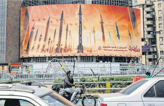  ?? ATTA KENARE / AFP ?? Un cartel en árabe y persa alusivo a la operación La Promesa Verdadera, el ataque contra Israel, ayer en Teherán