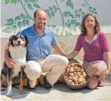  ?? FOTO: CHRISTOPH KLAWITTER ?? Hubert und Andrea Göhring freuen sich auf den Hoftag. Mit dabei ist auch Hund Max.