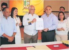  ??  ?? ACTO. El rector de la Unah, Francisco Herrera, recibe del alcalde Alexander López el documento de traspaso del predio del Craed.