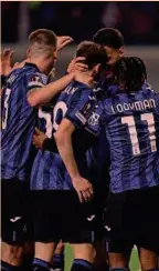  ?? ANSA ?? Il sogno continua L’esultanza dei giocatori dell’Atalanta dopo il gol di Gianluca Scamacca che ha regalato la vittoria contro lo Sporting