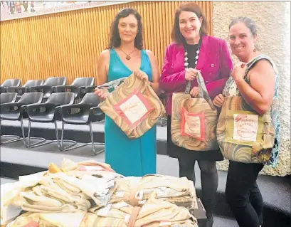  ?? SUPPLIED ?? Boomerang Bags Hawke’s Bay founder Lisa Eagle, left, Hastings mayor Sandra Hazlehurst and Heretaunga Women’s Centre service manager Margot Wilson with the Boomerang Bags made from the former council chamber curtains.