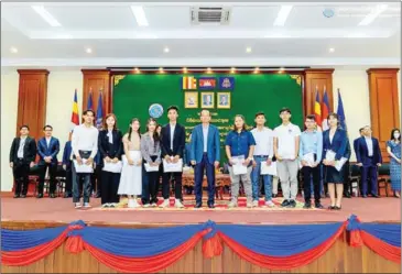  ?? MPTC ?? Telecoms minister Chea Vandeth (centre) and the Techo Digital Talent Scholarshi­p winners on May 3.