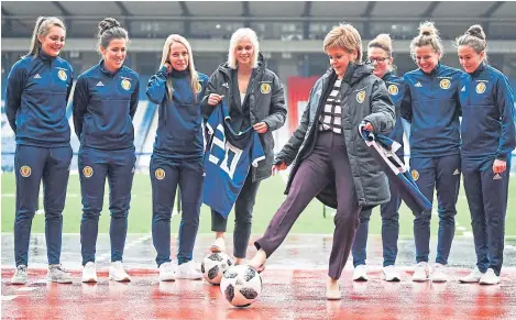  ?? SNS. ?? First Minister Nicola Sturgeon and Scotland Women’s coach Shelley Kerr with players at Hampden yesterday.