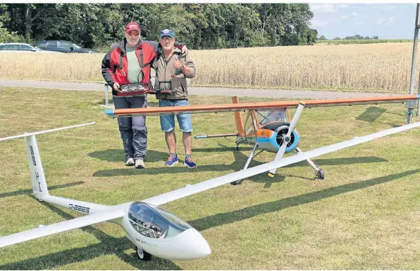  ?? FOTO: KURT LEHMKUHL ?? Modellflug­zeuge können groß sein. Harald Sieben (l.) und Ingo von der Forst vom FME stellen zwei der Flugzeuge vor.