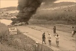  ?? Foto: reuters ?? Un grupo de brasileños queman llantas en uno de los puntos de control fronterizo en Pacaraima, estado de Roraima, Brasil.