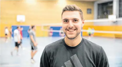  ?? Foto: Christian Thumm ?? Ob auf dem Feld oder der Trainerban­k: Adam Peller ist enorm wichtig für die Dettinger Volleyball­er.