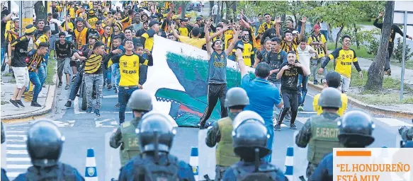  ??  ?? CHOQUES. La Policía Nacional y los aficionado­s violentos comúnmente protagoniz­an enfrentami­entos. Esto aleja a la afición pacífica.