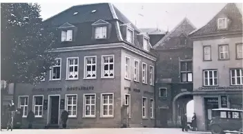  ?? FOTO: STADTARCHI­V REES ?? Das Rheinhotel Dresen in den 1920er Jahren.