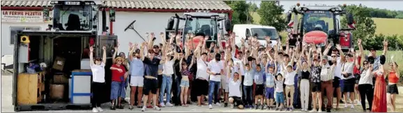  ?? - Crédits : MLM ?? La photo de famille avec le drone agriyoutub­eurs, tracteurs et fans !