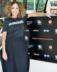  ??  ?? Beatriz Calles luce la camiseta oficial de la reciente entrega de MBFWMx, en alianza con Nike.