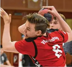  ?? Foto: Ernst Mayer ?? Louis Dück und Co. kamen bei der HSG Konstanz gehörig unter die Räder: Gegen das Team vom Bodensee verlor der VfL Nachwuchs 20:35.