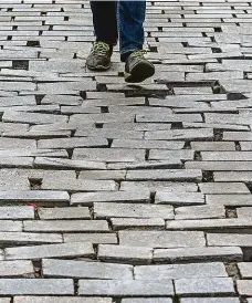  ?? Foto: Petr Topič, MAFRA ?? Díry V aplikaci ZmapujTo, jež přešla pod platformu Zlepšeme Česko, lidé hlásili třeba rozbitou dlažbu v ulici Karla Engliše.