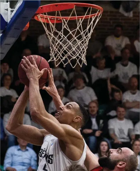  ??  ?? Ryan Evans i aktion mod spillerne fra israelske Ironi Ness Ziona i Fiba Cup i på hjemmebane­n Aarhus, som den 202 cm høje forward snart håber at vende tilbage til efter lang tids selvtraeni­ng i Arizona.
Arkivfoto: Mikkel Berg Pedersen