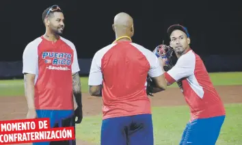  ??  ?? Los jugadores Adalberto Flores, Miguel Mejía e Iván de Jesús Jr. conversan durante la práctica del martes en Guaynabo.
Suministra­da MOMENTO DE CONFRATERN­IZACIÓN