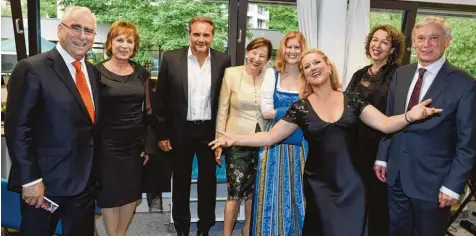  ?? Fotos: Ulrich Wagner ?? Vor dem Konzert gab es ein Treffen hinter den Kulissen mit der Sängerin: (von links) Der ehemalige Bundesfina­nzminister Theo Waigel mit seiner Frau Irene Epple Waigel, Ni colas Testé, Eva Luise Köhler mit Tochter Ulrike, Diana Damrau, Theater...