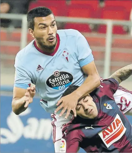  ?? FOTO: EFE ?? Gustavo Cabral supera a Rubén Peña en la jugada que finalizó con el 0-1 del Celta a los cuatro minutos de juego