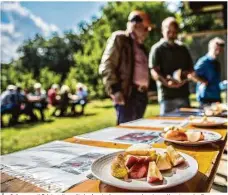  ?? Foto: Markus Brandhuber ?? Äpfel von süß bi ss äuerlich: Im Lehrgarten des Landkreise­s in Bergenweil­er konnten sich die Besucher durchteste­n. Mehr Bilder unter www.hz.de/bilder