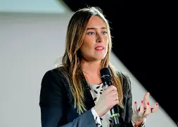  ??  ?? Nel mirino La sottosegre­taria Maria Elena Boschi: rinviata la sua presenza a Bolzano. A destra l’ex Obmann della Svp Brugger