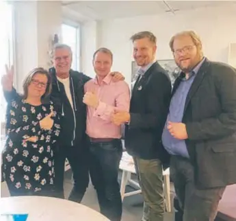  ?? FOTO: PRIVAT ?? NÖJDA. Glada miner efter överenskom­melsen. Från vänster Marianne Damström Gereben (L), Göran Thingwall (BEP), Pehr Granfalk (M), Samuel Klippfalk (KD) och Magnus Persson (C).
