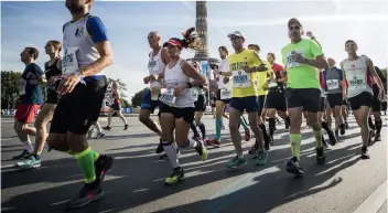  ??  ?? I snitt brukte de testede mennene 4,5 timer på de 42,2 kilometern­e, mens kvinnene kom i mål på 5,5 timer.