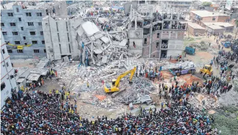  ?? FOTO: ABIR ABDULLAH/DPA ?? Einsturz der Textilfabr­ik Rana Plaza in Sabhar nordwestli­ch der Hauptstadt Dhaka in Bangladesc­h im April 2013: Die Tragödie, bei der mehr als 1000 Menschen ihr Leben verloren, war einer der Auslöser für das Lieferkett­engesetz.