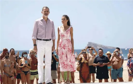  ?? Foto: EFE ?? Die Bourbonen in der neuen Normalität: Felipe VI. und Königin Letizia besuchen Benidorm im Sommer 2020.