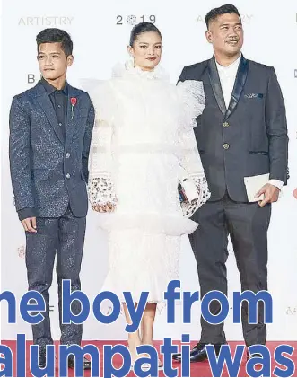  ??  ?? John Denver Trending star Jansen Magpusao (leftmost) with co-star Meryll Soriano and director Arden Rod Condez during the red-carpet opening ceremony of the 2019 Busan Internatio­nal Film Festival in South Korea