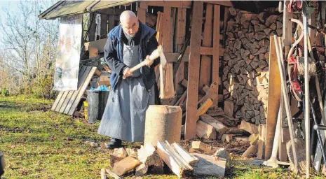  ?? FOTO: SWR/ ANDREAS SCHMIDT ?? Arbeit und Gebet: Bruder Jakobus lebt ein recht einfaches Leben in der Klause auf der Burg Ramsberg in der Nähe des Bodensees. Seiner und weiteren Geschichte­n geht die neue Doku nach.