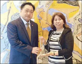  ??  ?? PHL RECEIVES 2016 EITI CHAIR’S AWARD: The Philippine­s bagged the Chair’s Award for its exemplary implementa­tion of the Extractive Industries Transparen­cy Initiative covering the mining, oil and gas sectors. Receiving the award on behalf of the...