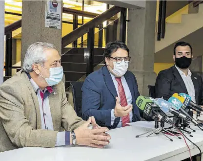  ?? SILVIA S. F. ?? El consejero de Sanidad (en el centro), junto al alcalde de Cáceres (derecha) y el presidente de diputación, ayer.