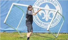  ?? FOTO: DPA ?? Der Trainer packt mit an: Torsten Frings.