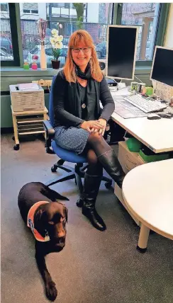  ?? RP-FOTO: NIC ?? Arbeitsver­mittlerin Michaela Gurzinski mit Blindenfüh­rhündin Bella in ihrem Büro im Jobcenter